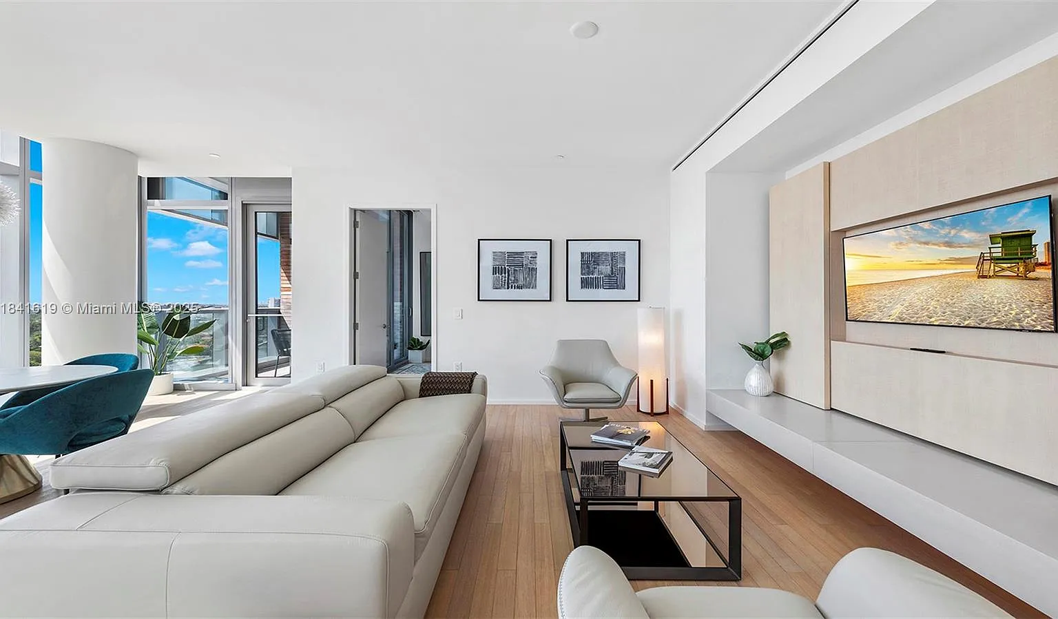 2901 Collins Condo — Photo 2