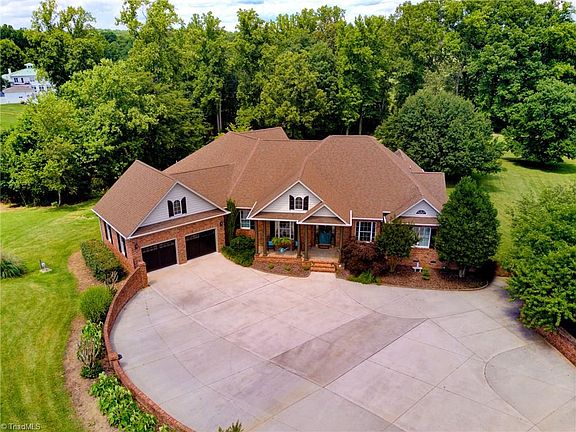 2nd image of 550 Mashie Dr