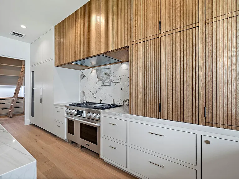 408 Pecore St — Photo 12
