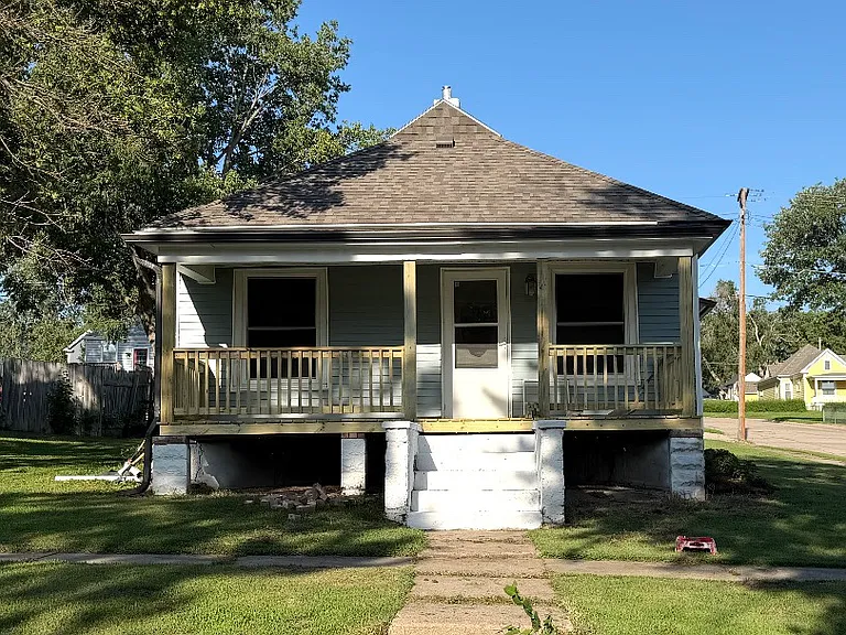 1300 N Burlington Ave — Photo 1