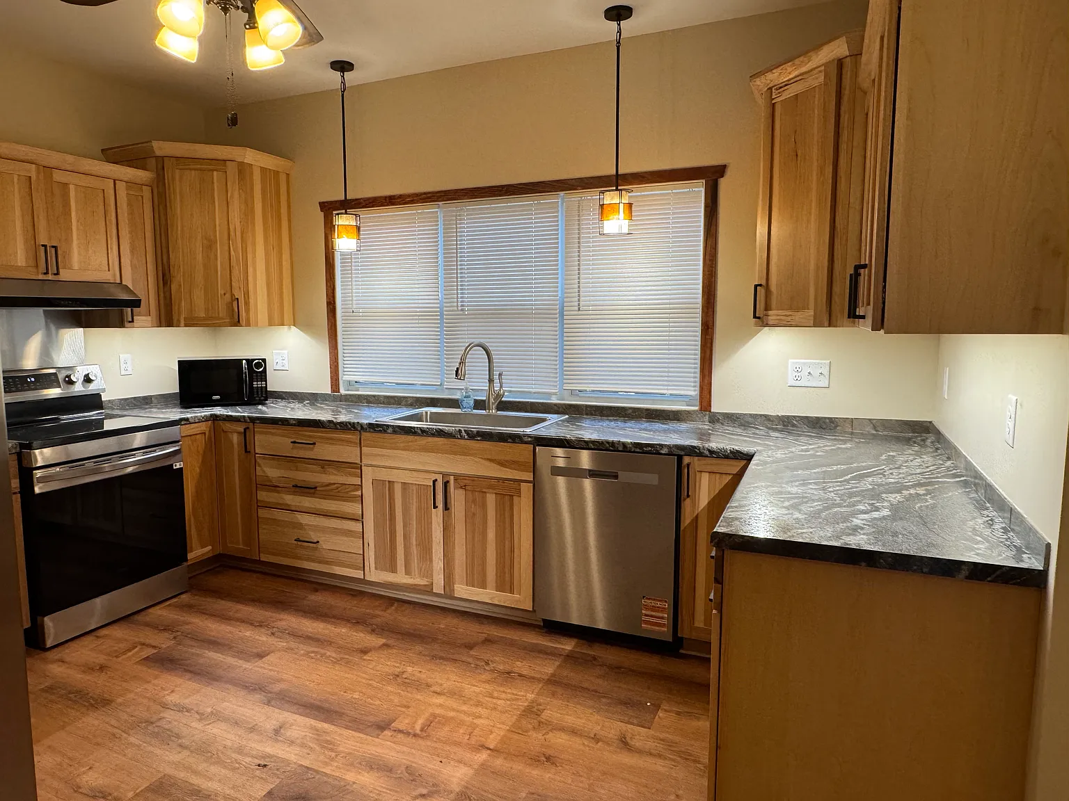 3 bed, 1800 sqft, $2,500 — Photo 2