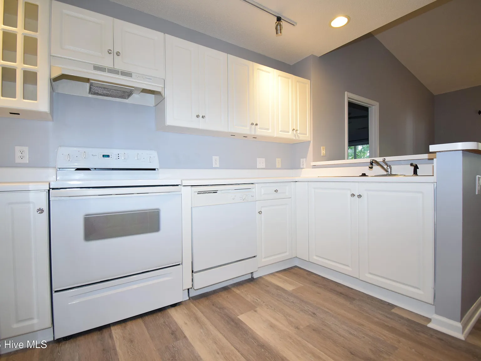 2 bed, 2.0 bath, 1400 sqft, $1,350 — Photo 4