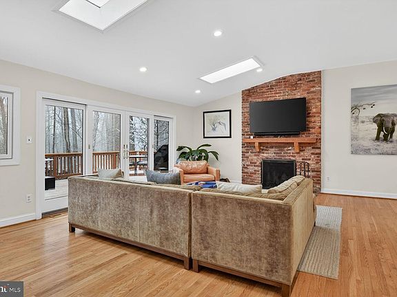 2nd image of 10209 Lloyd Rd