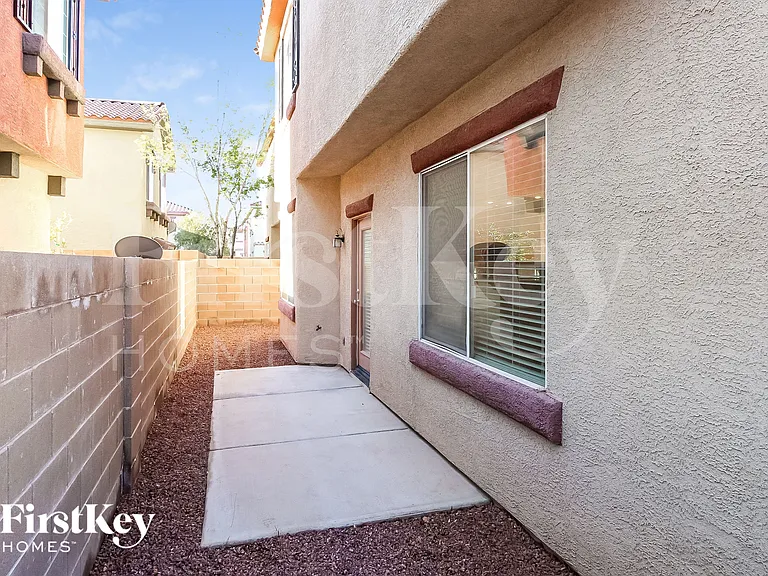 10552 Lessona St — Photo 16