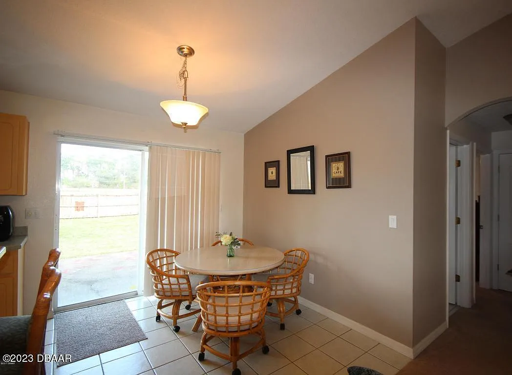 3 bed, 2.0 bath, 1269 sqft, $2,400 — Photo 4