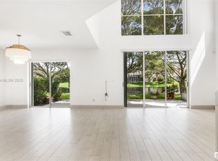 909 Garnet Cir, Fort Lauderdale, FL 33326