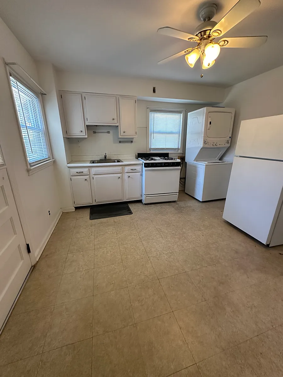 Eat in kitchen, laundry - 289 Livingston Ave #1