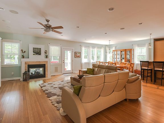 4th image of 10142 Whispering Cove SE