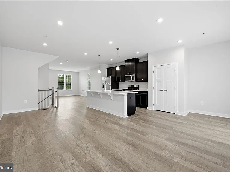 1550 Adamson Way — Photo 17