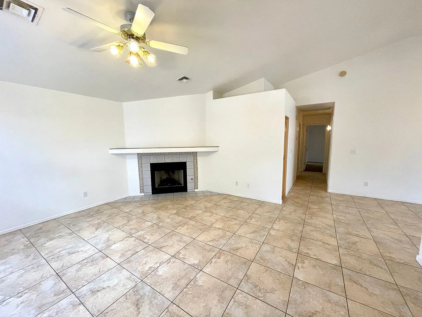 Cute 3 Bedroom Home in Center of Kingman- Available Now! — Photo 2