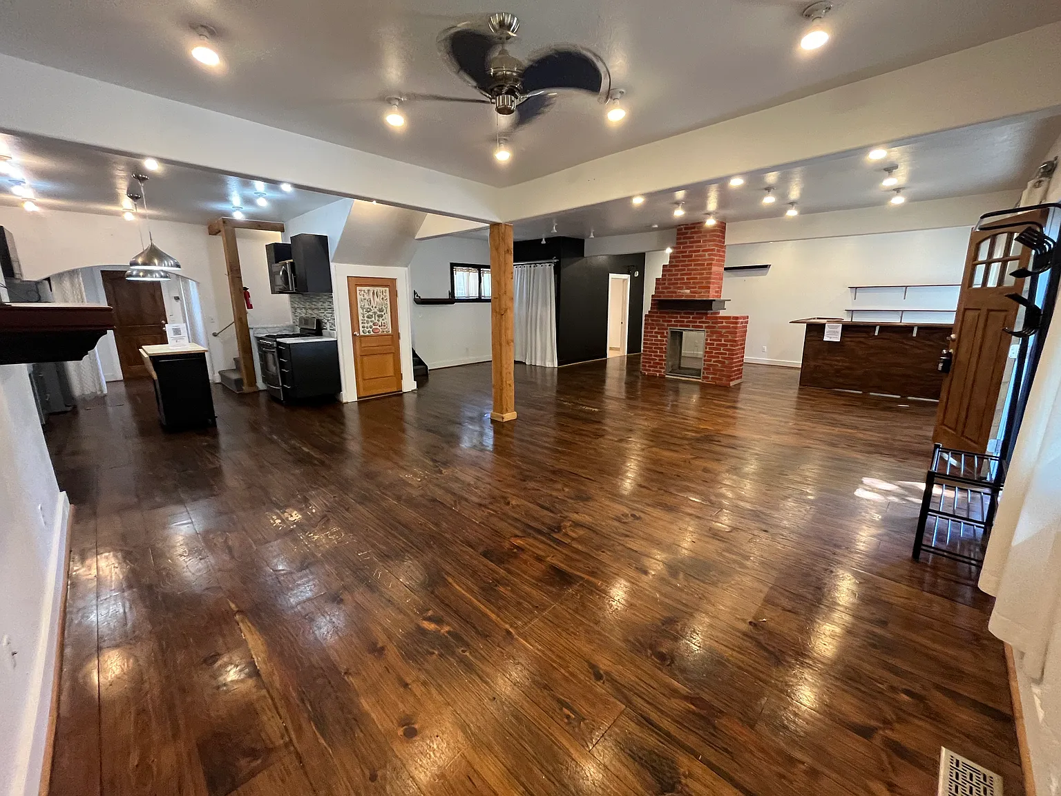 3 bed, 2400 sqft, $2,200 — Photo 3
