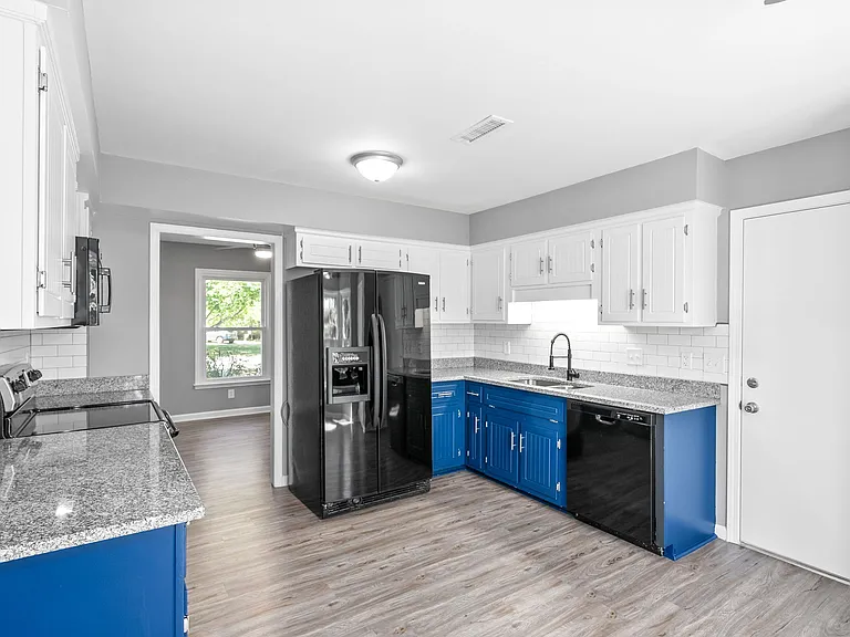 830 Iris Ln — Photo 13
