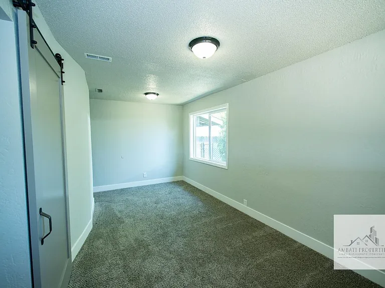 1136 E Griffith Way — Photo 25