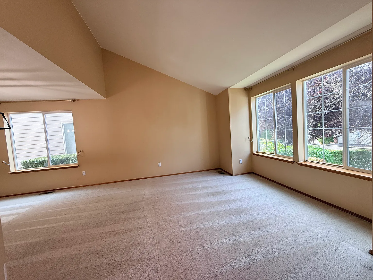 4 bed, 2.5 bath, 1984 sqft, $3,500 — Photo 2