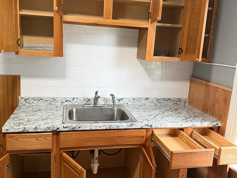 473-477 Putnam St #2 — Photo 6