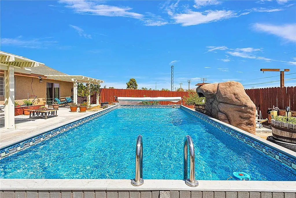 4 bed, 2100 sqft, $2,610 — Photo 4
