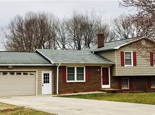 748 Foxcroft Dr, Lexington, NC 27292