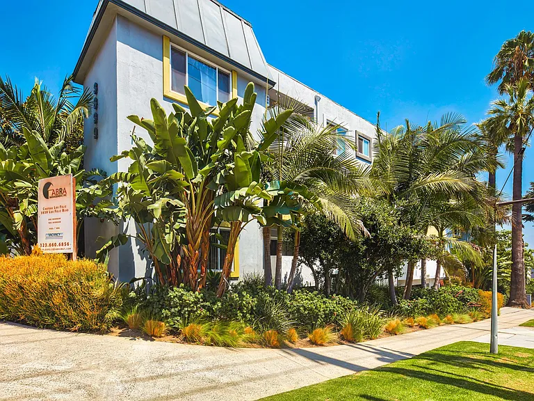 Chateau Los Feliz — Photo 2