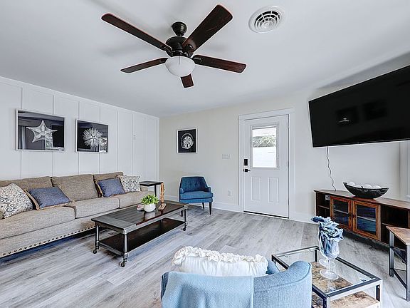 4th image of 20485 Lincoln St Unit 1