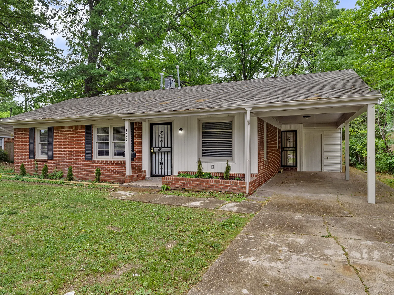 Spacious Single-Story Brick Home with Carport & Fenced Yard — Photo 2