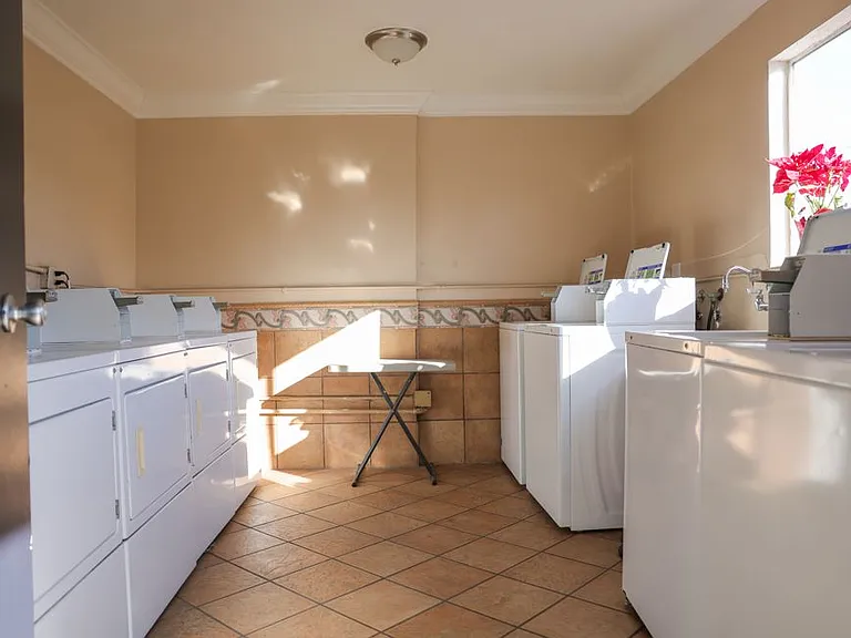 Oceanaire Villa Apartments — Photo 18
