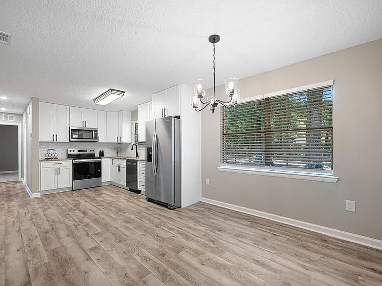 207 Oglesby Ave — Photo 2