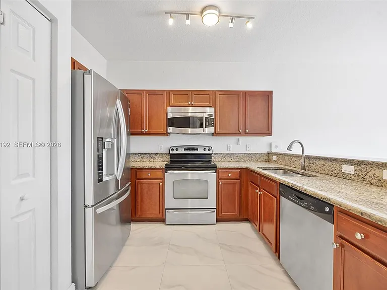 3728 NE 3rd Ct — Photo 10