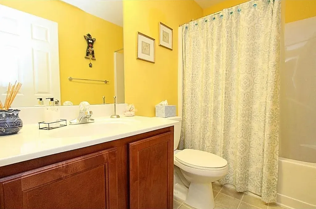 3 bed, 2.5 bath, 1932 sqft, $2,450 — Photo 2