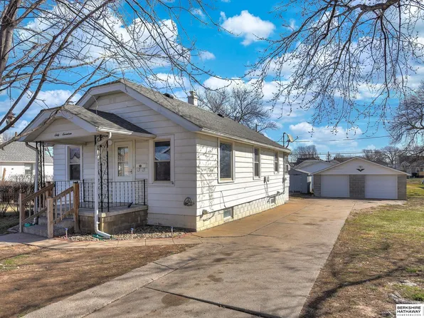 6017 S 37th St, Omaha, NE 68107