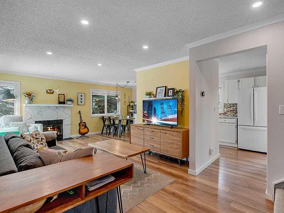 2nd image of 47 E Deersaxon Rd SE