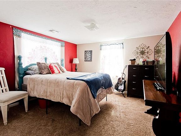 3rd image of 712 N Elm