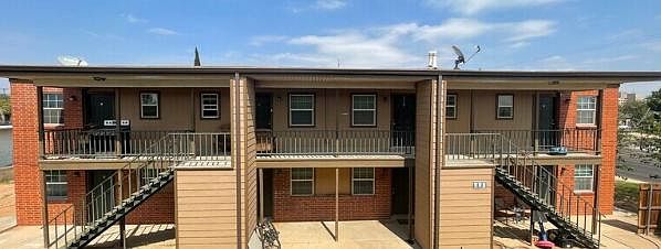 2nd image of 900 W 8th St APT 1