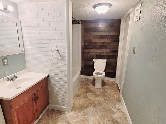 Bathroom
Measurements approx 10.5x6.5