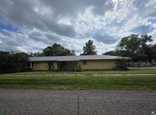 908 Grant Ave, Clay Center, KS 67432
