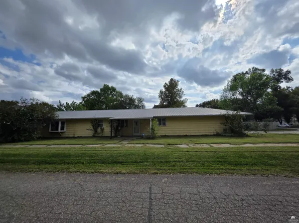 908 Grant Ave, Clay Center, KS 67432