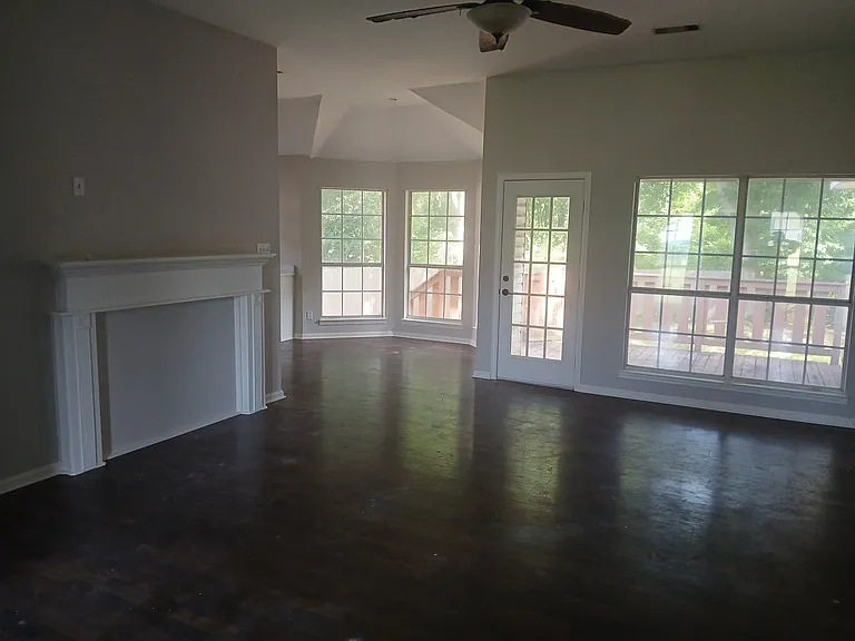 128 Rock Creek Dr — Photo 3