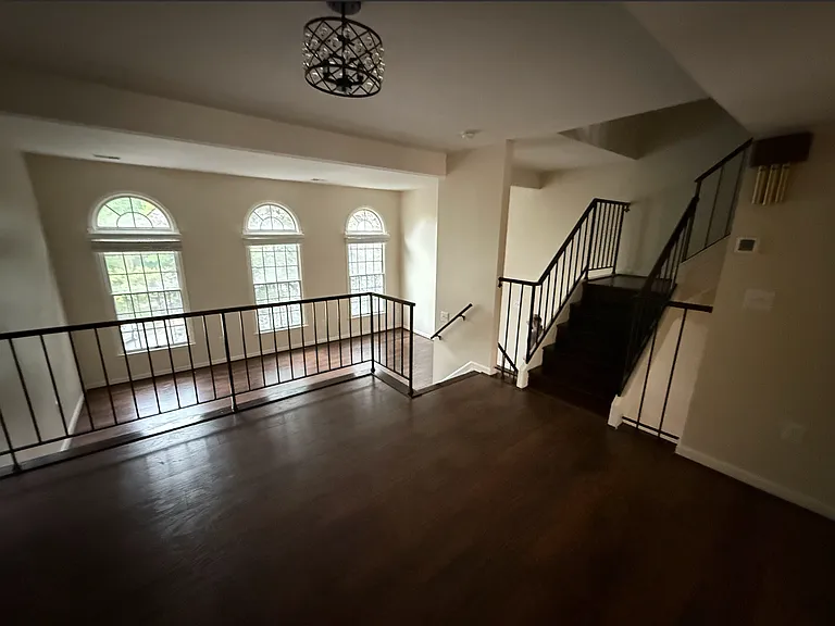 1023 Lindsay Ln — Photo 3