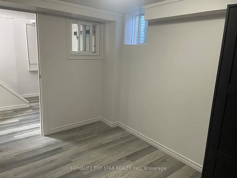50 Chestnut Cres — Photo 3