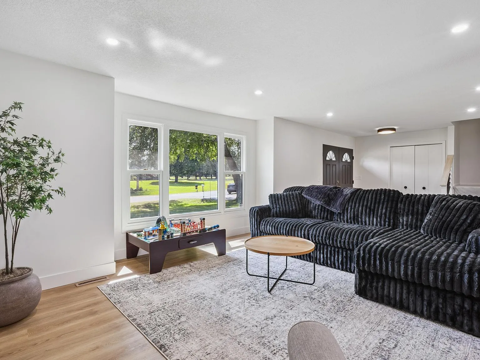 4 bed, 2.5 bath, 2718 sqft, $4,200 — Photo 4