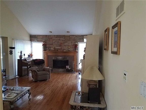 3rd image of 6 Miller Farms Ct