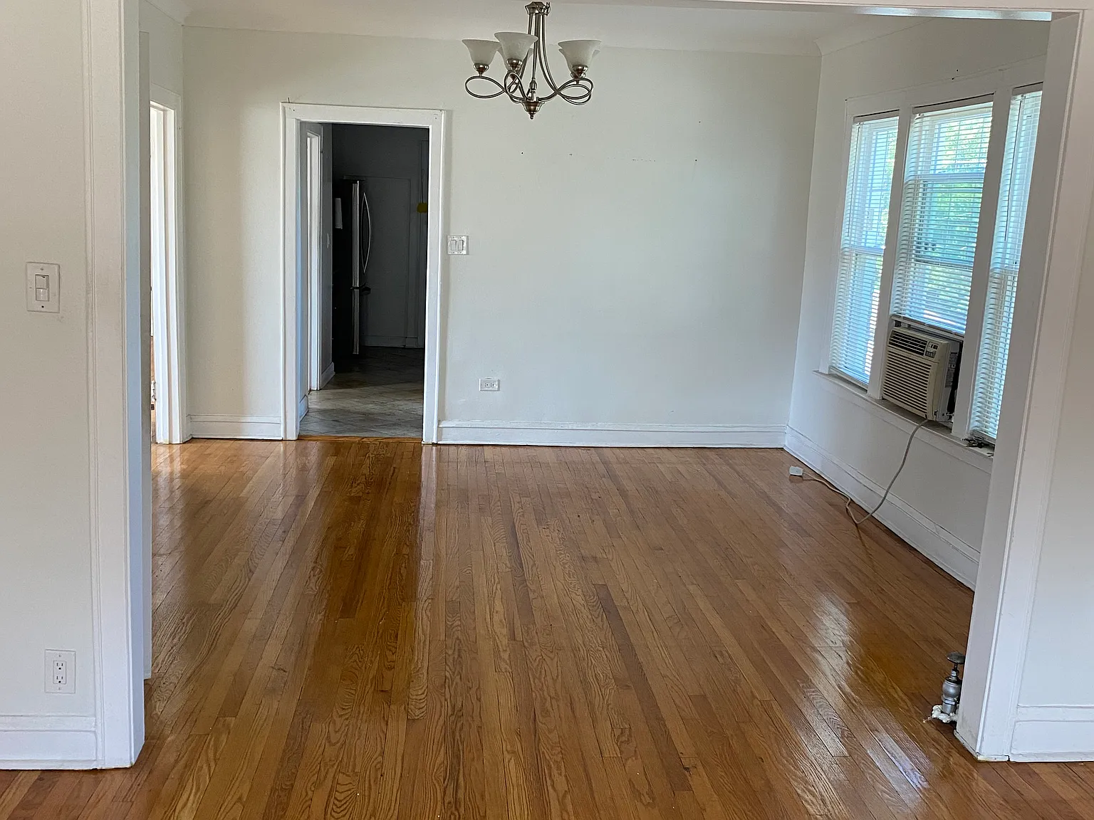 10012 S King Dr — Photo 2