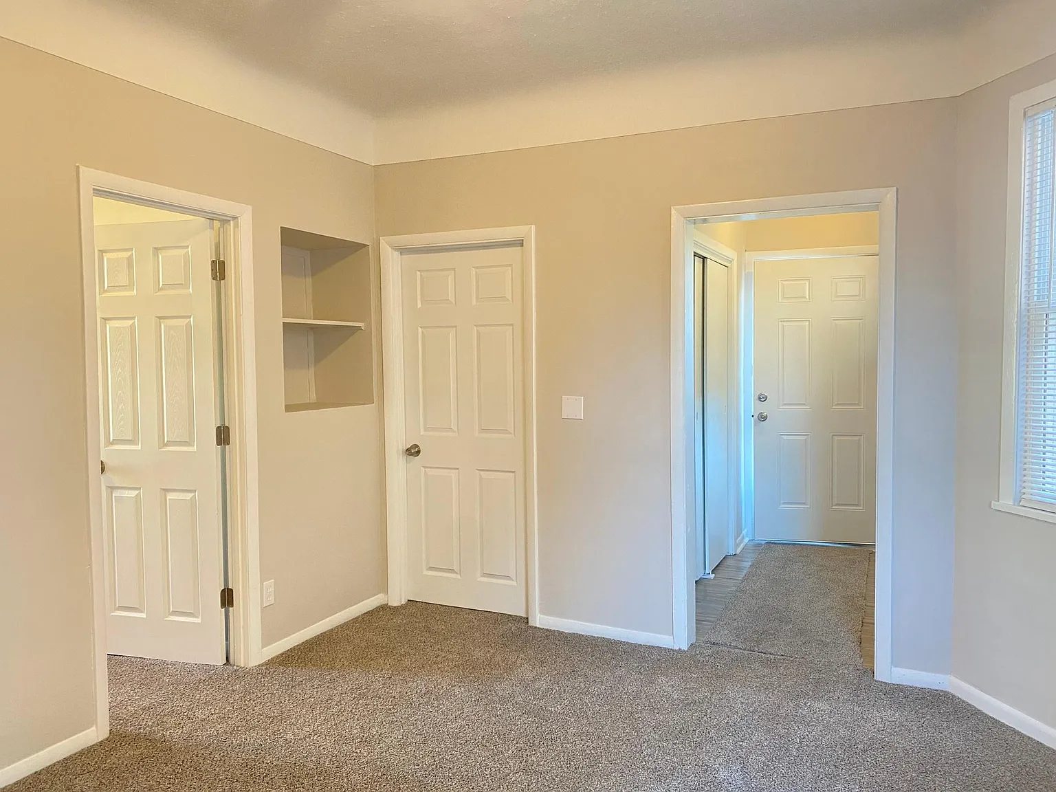 3 bed, 1000 sqft, $1,300 — Photo 2