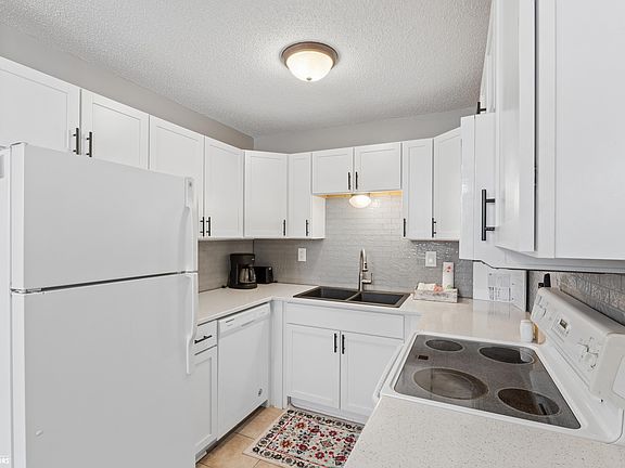 4th image of 2 Country Ln APT 1