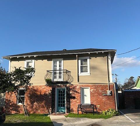 Front of home with parking