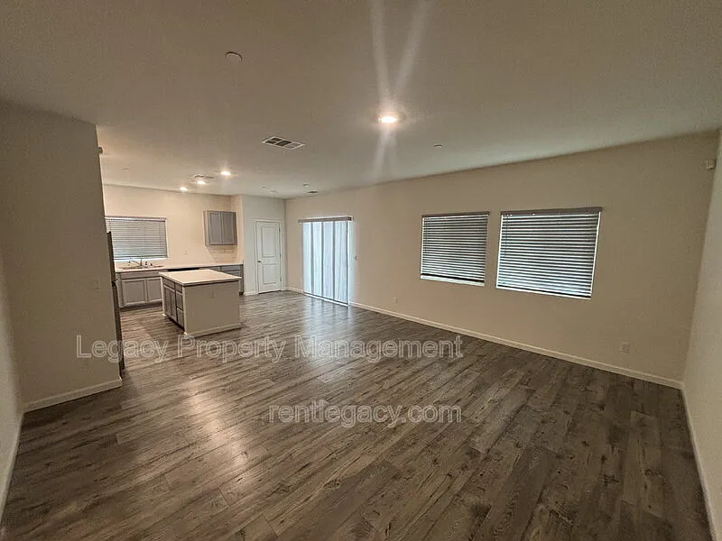 4 bed, 2.5 bath, 1811 sqft, $3,300 — Photo 3