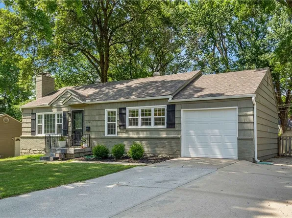10718 Sharon Ln, Shawnee, KS 66203