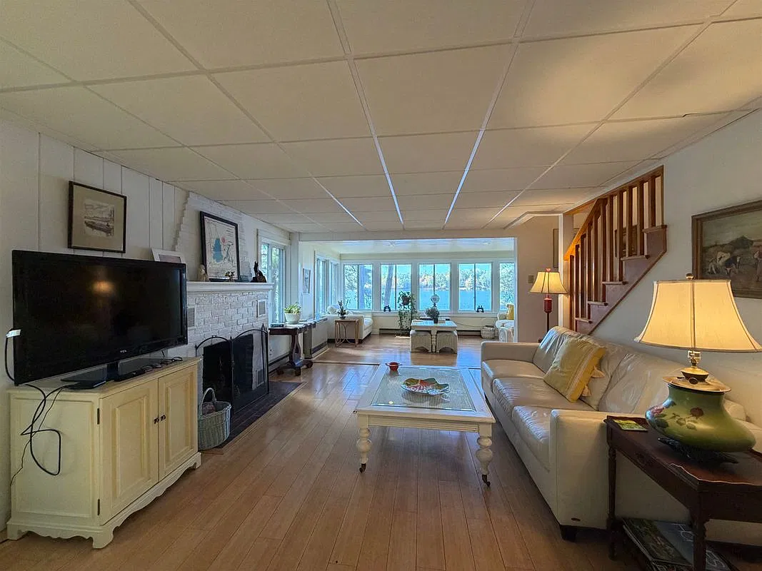 3 bed, 1.0 bath, 1064 sqft, $1,800 — Photo 2