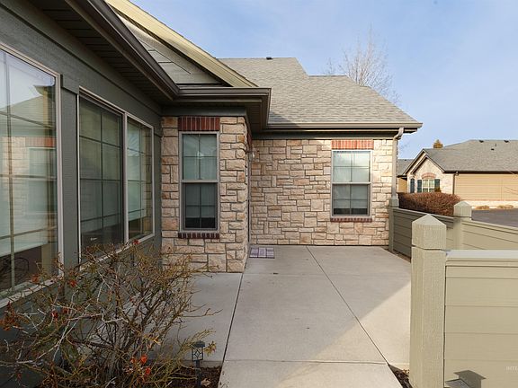 4th image of 2858 N Cloverdale Rd