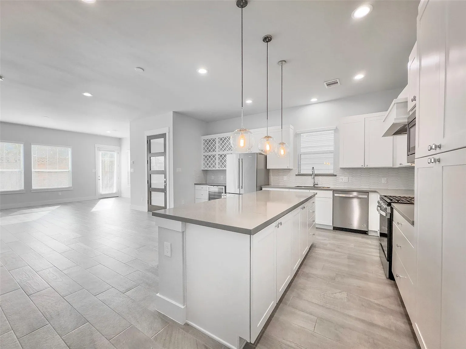 3 bed, 2.5 bath, 2050 sqft, $3,000 — Photo 4