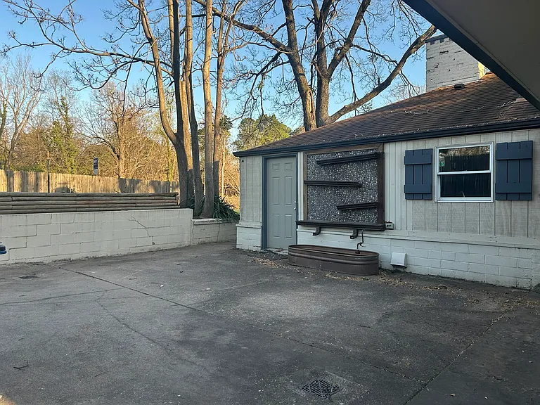 1251 E 31st Ct — Photo 3